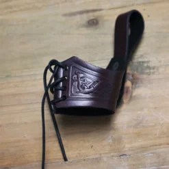 Mytholon Trinkhorn Gürtelhalter Castagir Rot -Mittelalter Welt trinkhorn guertelhalter castagir rot 2