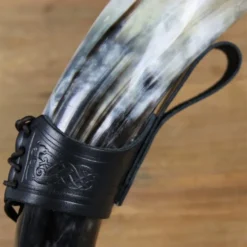 Mytholon Trinkhorn Gürtelhalter Castagir Schwarz -Mittelalter Welt trinkhorn guertelhalter castagir schwarz 2