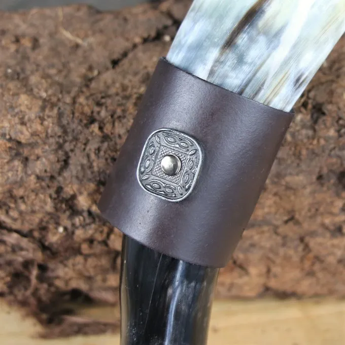 Mytholon Trinkhorn Gürtelhalter Tarek Braun 2 Mytholon Trinkhorn Gürtelhalter Tarek Braun – Bild 2