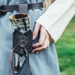 Leonardo Carbone Trinkhornhalter Triquetra, Dunkelbraun -Mittelalter Welt trinkhornhalter triquetra dunkelbraun 2