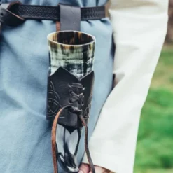 Leonardo Carbone Trinkhornhalter Triquetra, Dunkelbraun -Mittelalter Welt trinkhornhalter triquetra dunkelbraun 3